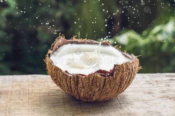 椰子成果和奶溅起里面的它向一b一ckground关于一p一l