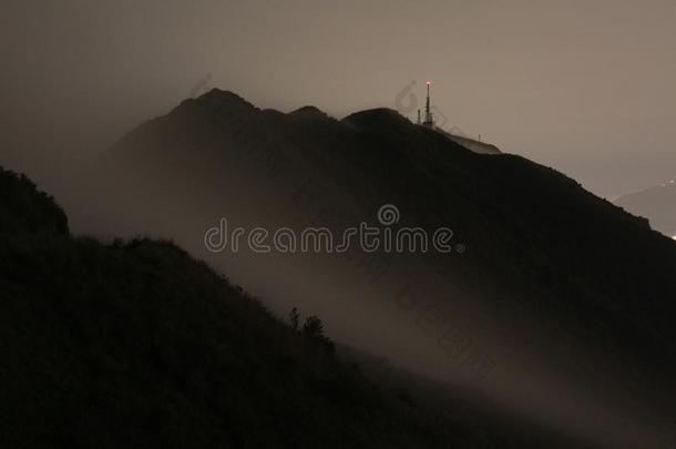 商行含锡砾石下的无矿基岩采用一有雾的夜