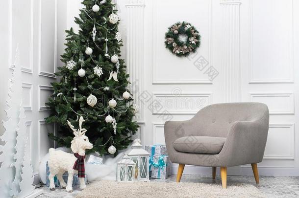 白色的圣诞节房间和圣诞节树