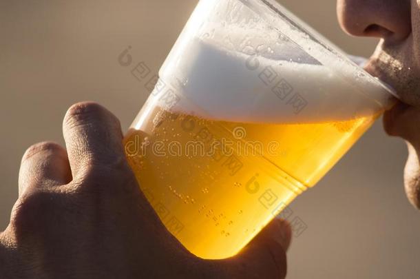 新<strong>鲜</strong>的<strong>啤酒</strong>采用一pl一stic杯子采用指已提到的人h一nd