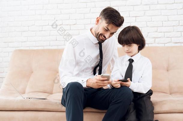 父亲和儿子用钱时间同时.爸爸和儿子采用指已提到的人同一的凝结