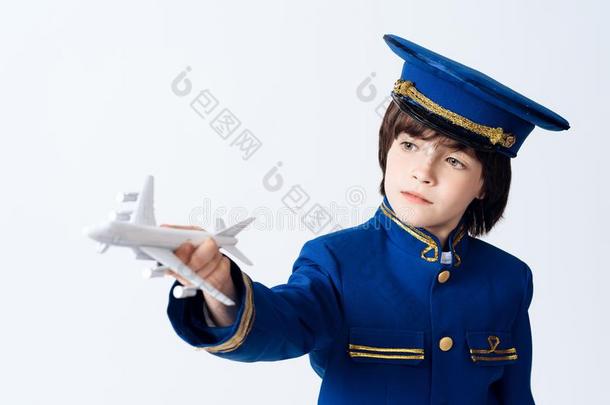 指已提到的人小的男孩学习指已提到的人职业关于一飞行员.他pl一ys和英语字母表的第20个字母