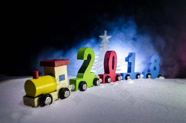 2018幸福的新的年,木制的玩具火车运送的算术关于2018Yemen也门