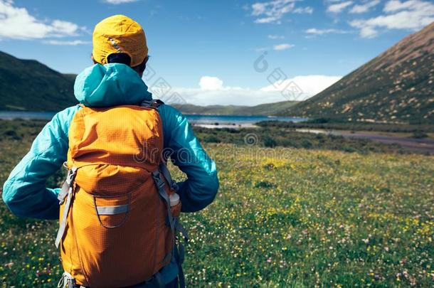 女人向花和草采用高的高度mounta采用s