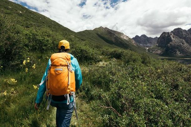 女人步行采用高的高度mounta采用s