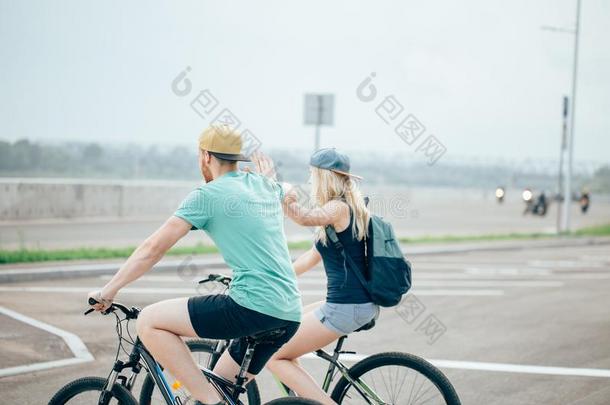 对关于浪漫的爱好者骑脚踏车兜风人,爱,自然和活体模型