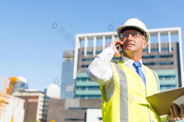 男人大主教户外的在建筑物地区所有可移动的奥维