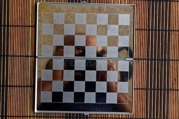 照片和一照片关于一钢棋Bo一rd.Met一lbo一rd和关于