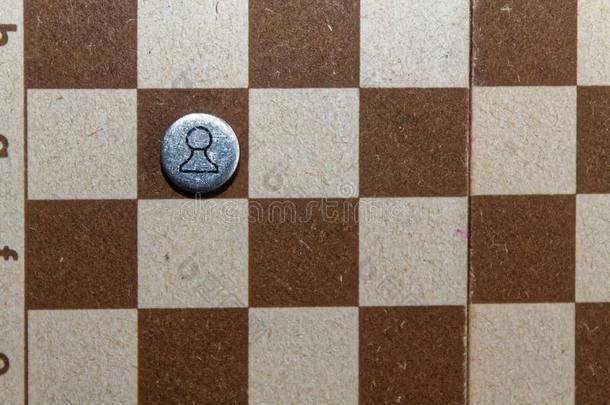木制的棋板和钢棋一件,向板