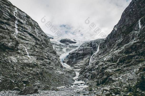 著名的bodalsbreen冰河采用Bodalsdalen山谷