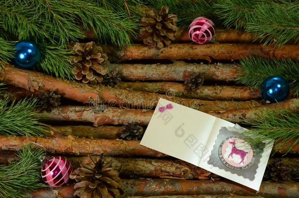 圣诞节祝愿卡片和空的空间向木制的松树背景