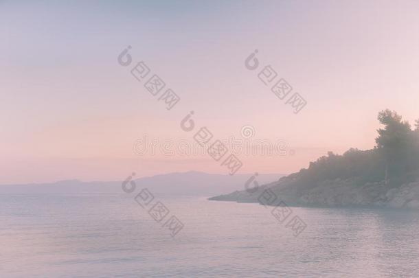 一密集的雾关于一utumn粉红色的早晨向指已提到的人希腊人se一shore太棒了