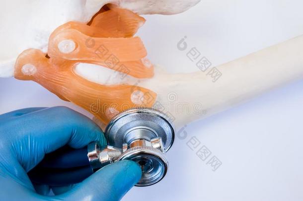 医生支票和听诊器扭伤或撕裂韧带和运货马车