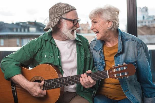 两个高兴的领取退休、养老金或抚恤金的人享有特别喜欢的人听起来