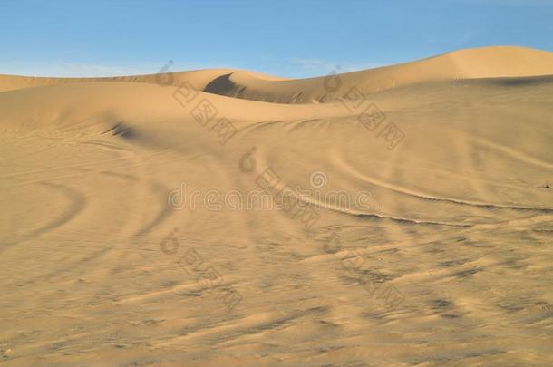从落下路车辆<strong>小路</strong>采用沙在帝国的沙沙丘,加利福尼亚州