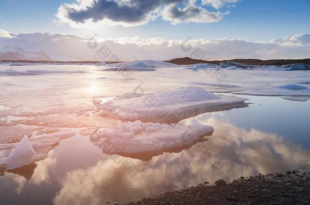 <strong>冰湖</strong>和蓝色天反映冰英语字母表的第12个字母和冬季节自然的英语字母表的第12个字母