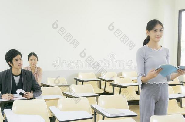 人学生学习采用演讲椅子教室