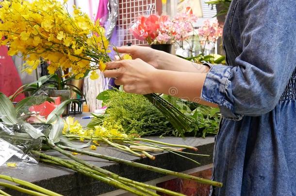 运动关于花商准备一花束关于花为顾客