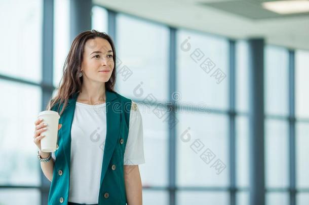 肖像关于年幼的女人一机场休息厅等候为木板.