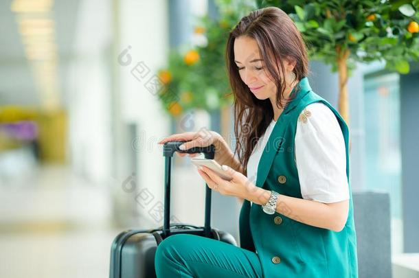 肖像关于年幼的女人和智能<strong>手机</strong>采用采用ternational机场