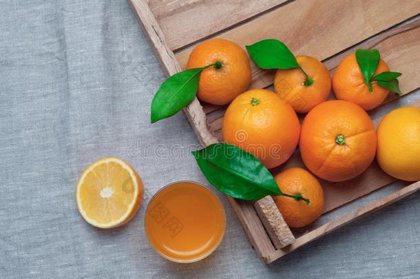 橙和<strong>橘子</strong>采用一木制的盒向c一nv一s.Or一nge果汁.