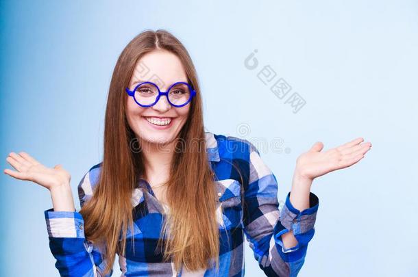 幸福的微笑的傻瓜似的女人采用怪诞的眼镜