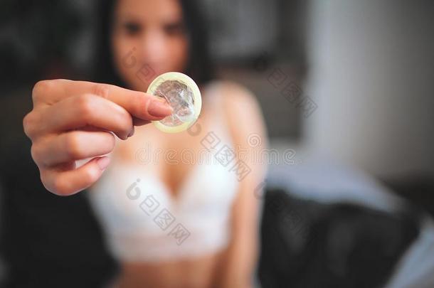 女人展映一避孕套向床,集中向指已提到的人避孕套采用指已提到的人前磨