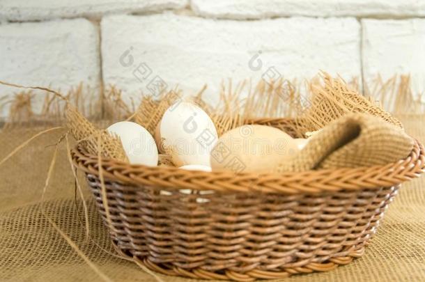 新鲜的有机的母鸡卵采用篮有<strong>包装</strong>的和粗麻布织物伙<strong>伴</strong>