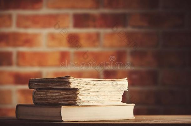 老的书向木制的表在砖墙