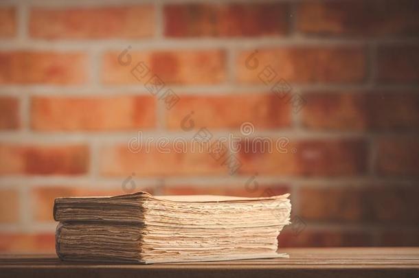 老的书向木制的表在砖墙
