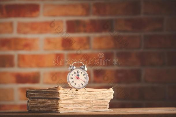 酿酒的惊恐钟和老的书向木制的表