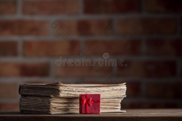 红色的赠品盒和老的书