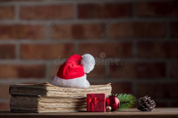圣诞节帽子和装饰和老的书