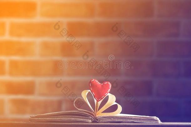 心形状和老的书