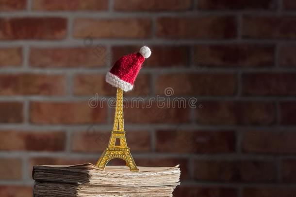 圣诞节帽子向Eiffel语言塔纪念品和老的书