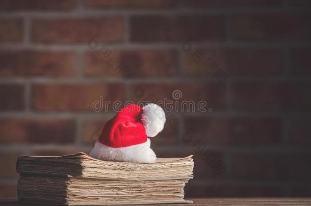 圣诞节帽子和老的书