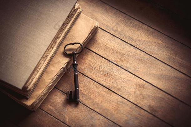 酿酒的钥匙和老的书向木制的表.