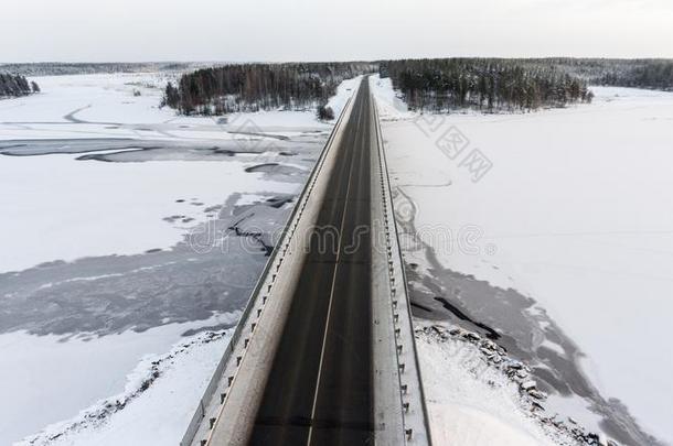 冬国家路向指已提到的人桥穿过冷冻的河.俄罗斯帝国.一
