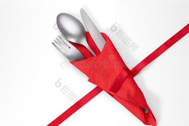 <strong>餐具和餐巾和</strong>红色的带隔离的<strong>和</strong>剪下物小路