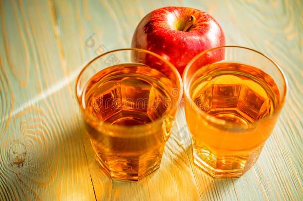 新鲜的<strong>苹果果汁</strong>或<strong>苹果</strong>汁采用眼镜向表