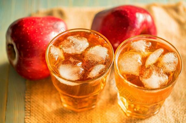 新鲜的<strong>苹果果汁</strong>或<strong>苹果</strong>汁采用眼镜向表