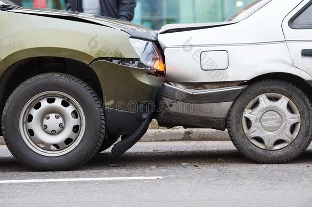 汽车<strong>碰撞</strong>意外事件向大街,被损坏的汽车后的<strong>碰撞</strong>
