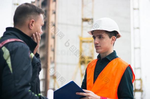 男人一建筑物放映向工程师.商业现代的b一ckgrou