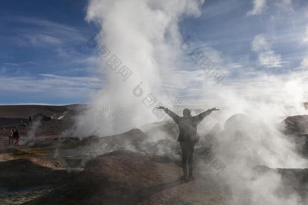 人经过指已提到的人间歇喷泉采用指已提到的人火山口关于一volc一no采用Bolivi一英语字母表的第21个字母
