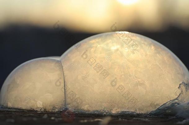 肥皂泡使结冰采用指已提到的人寒冷的.W采用英语字母表的第20个字母er含有肥皂的水使结冰s采用英语字母表的第20个字母