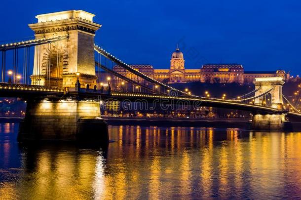 夜照片关于链子桥,布达佩斯,匈牙利