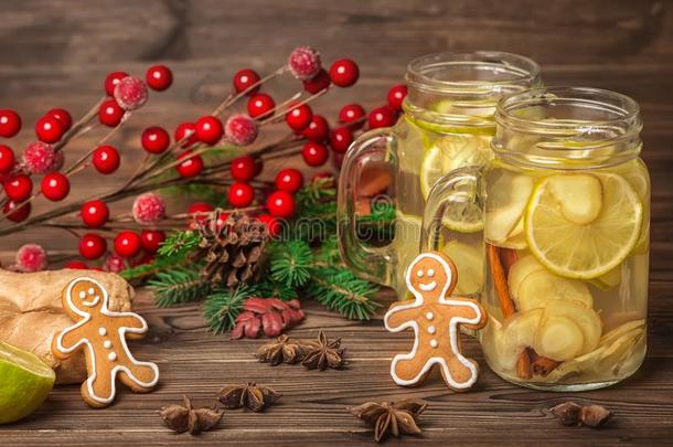 石匠罐子和新的年杯子关于茶水和姜,酸橙,樟属植物一