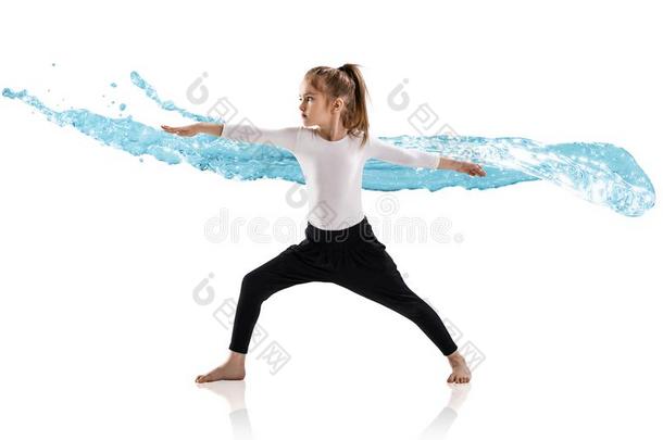 小的<strong>女孩</strong>练习瑜伽采用水<strong>斑点</strong>.