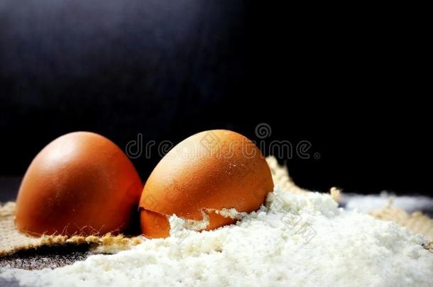 鸡蛋.面粉.鸡蛋shell.白色的面粉.小麦面粉.溢出面粉.英语字母表的第2个字母