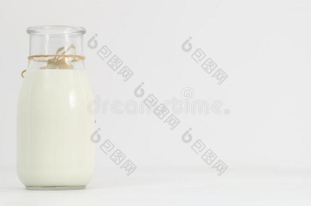 奶克非尔酸<strong>奶瓶</strong>子新鲜的发酵牛奶场